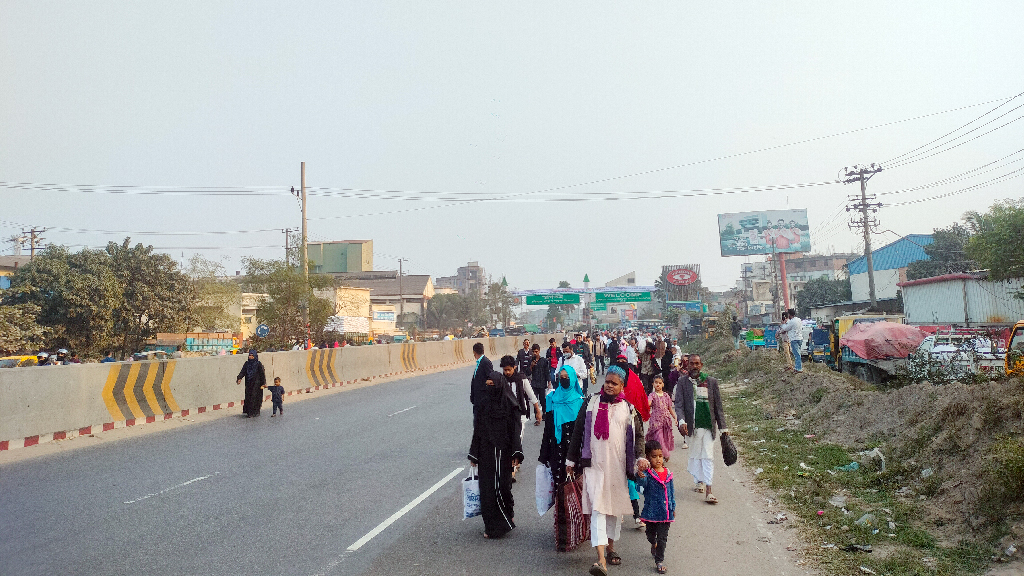 হাদি হত্যার বিচারের দাবিতে চট্টগ্রামে সড়ক অবরোধ, দুর্ভোগ