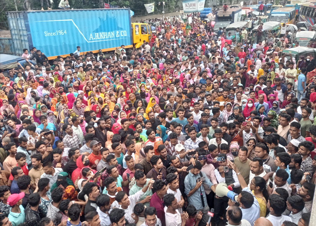 চট্টগ্রামে ৬ ঘণ্টা পর সড়ক ছাড়লেন আন্দোলনরত পোশাকশ্রমিকেরা