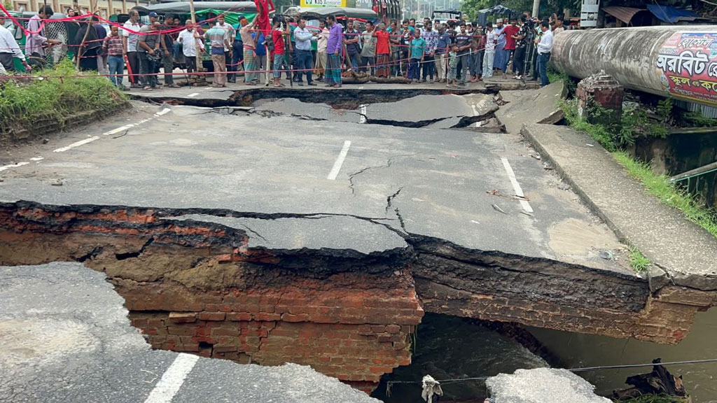 চট্টগ্রাম নগরে সেতু ধসে পড়ায় বন্ধ ছিল পাশের স্কুল-কলেজের ক্লাস