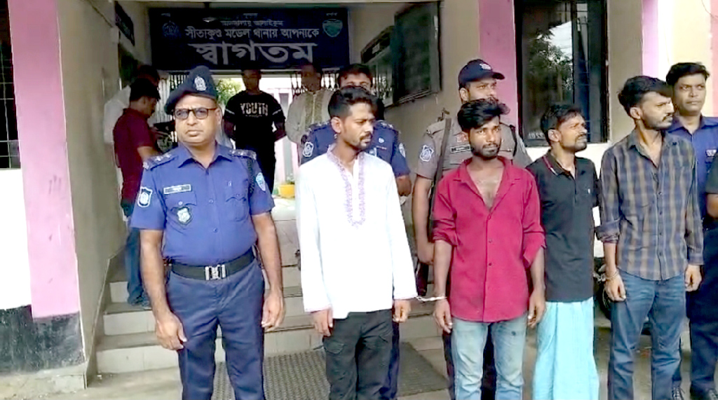 সীতাকুণ্ডের জঙ্গল সলিমপুরে পুলিশের অভিযান, অস্ত্রসহ গ্রেপ্তার ৪