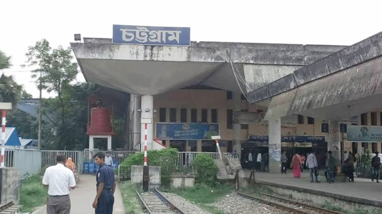 কক্সবাজারের ট্রেন ধরতে না পেরে চট্টগ্রামে রেলস্টেশনে যাত্রীদের বিক্ষোভ