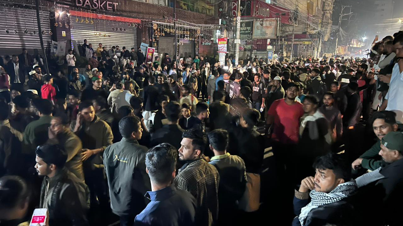 চট্টগ্রামে ভারতীয় সহকারী হাইকমিশনে ইটপাটকেল নিক্ষেপ, আটক ১২