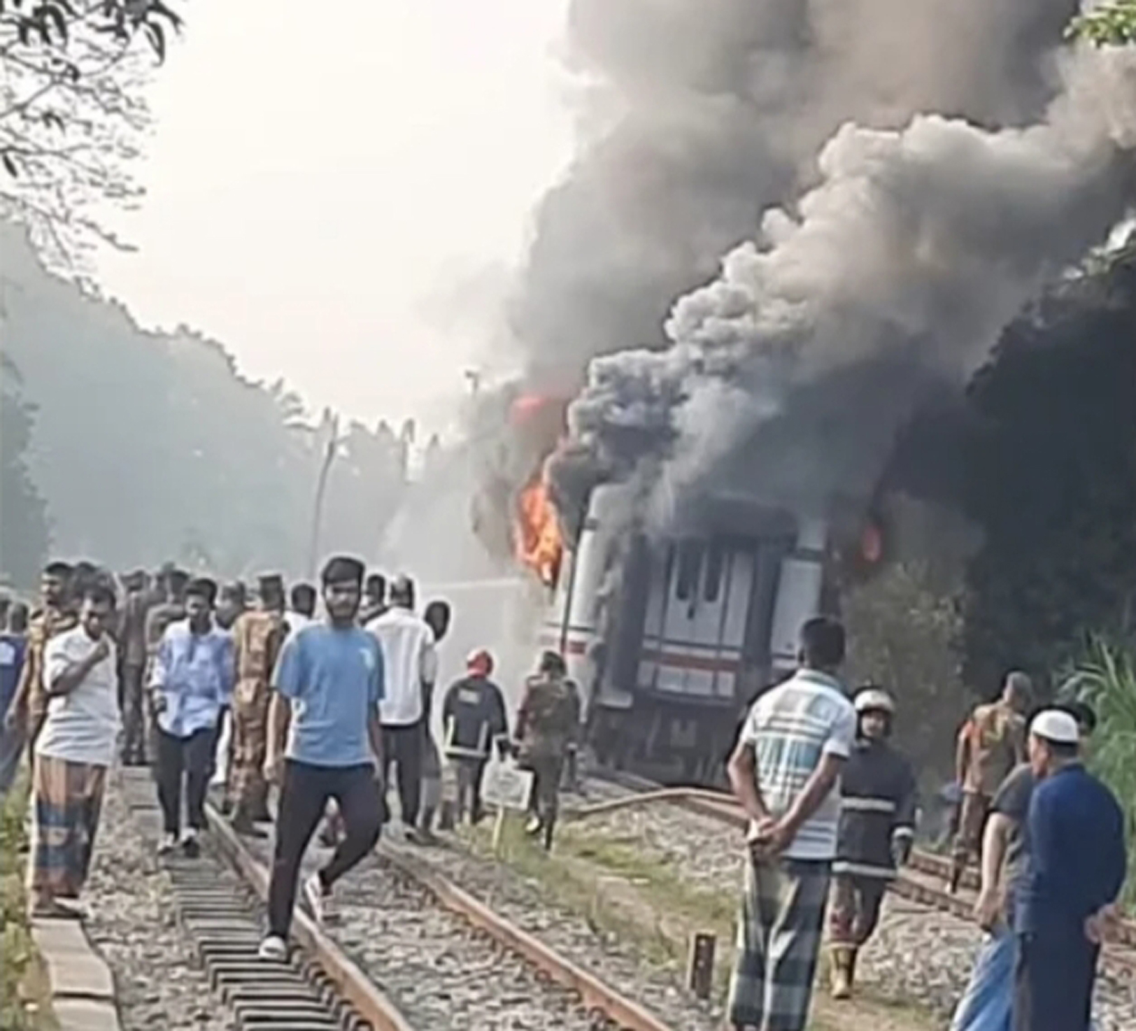 আজ সকালে ভাটিয়ারী বাংলাদেশ মিলিটারি গেট-সংলগ্ন রেললাইন এলাকায় চট্টলা এক্সপ্রেস ট্রেনে অগ্নিকাণ্ডের ঘটনা ঘটে। ছবি: আজকের পত্রিকা