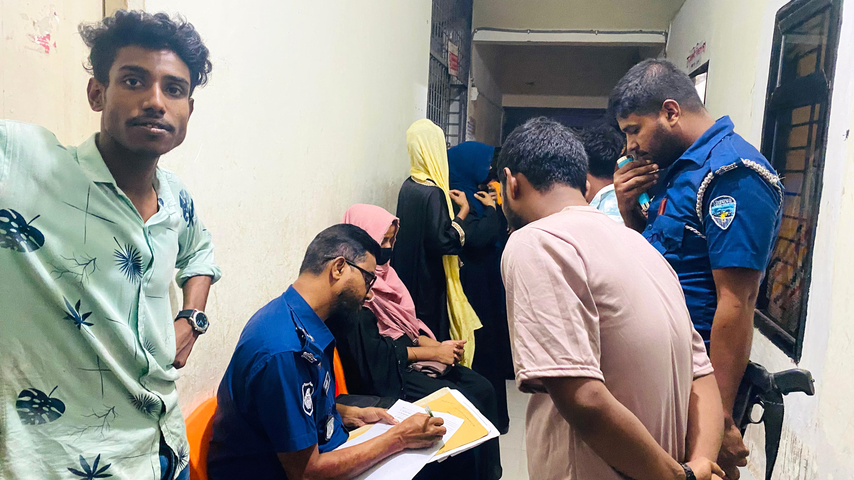 প্রেম করে বিয়ে, সাত মাস পর হাসপাতালে গৃহবধূর মরদেহ রেখে স্বামী লাপাত্তা