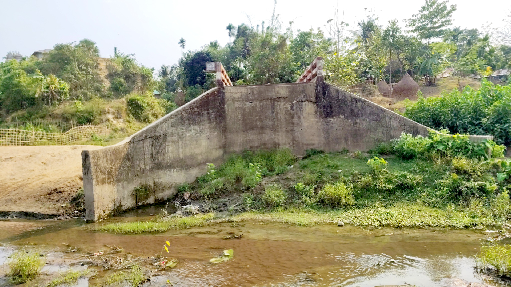 ১০০ ফুট খালে ৩৬ ফুট সেতু, এক দশকেও হয়নি সংযোগ সড়ক