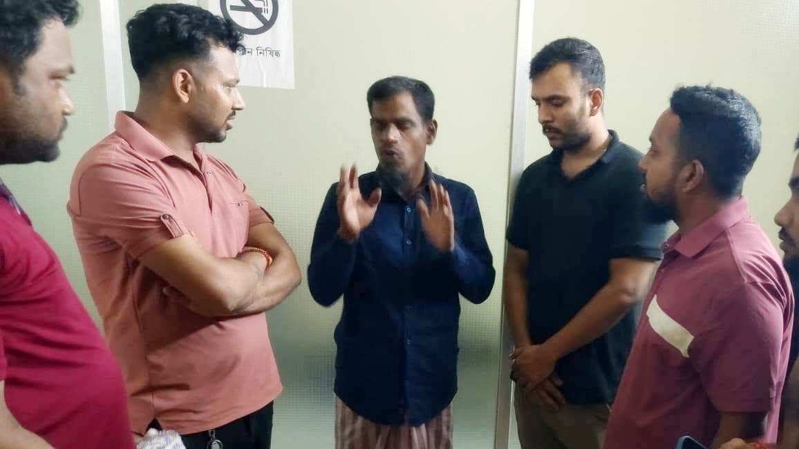 কুড়িয়ে পাওয়া ২০ লাখ টাকা ব্যবসায়ীকে ফেরত দিলেন নৈশপ্রহরী