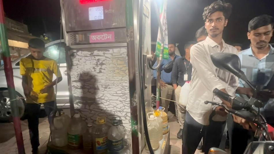 প্লাস্টিকের বোতলে তেল নিতে পাম্পে ভিড়