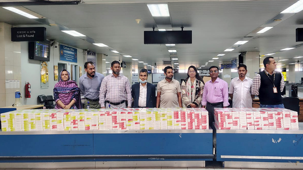 বিমানবন্দরে পরিত্যক্ত লাগেজে মিলল ৮০০ কার্টন সিগারেট