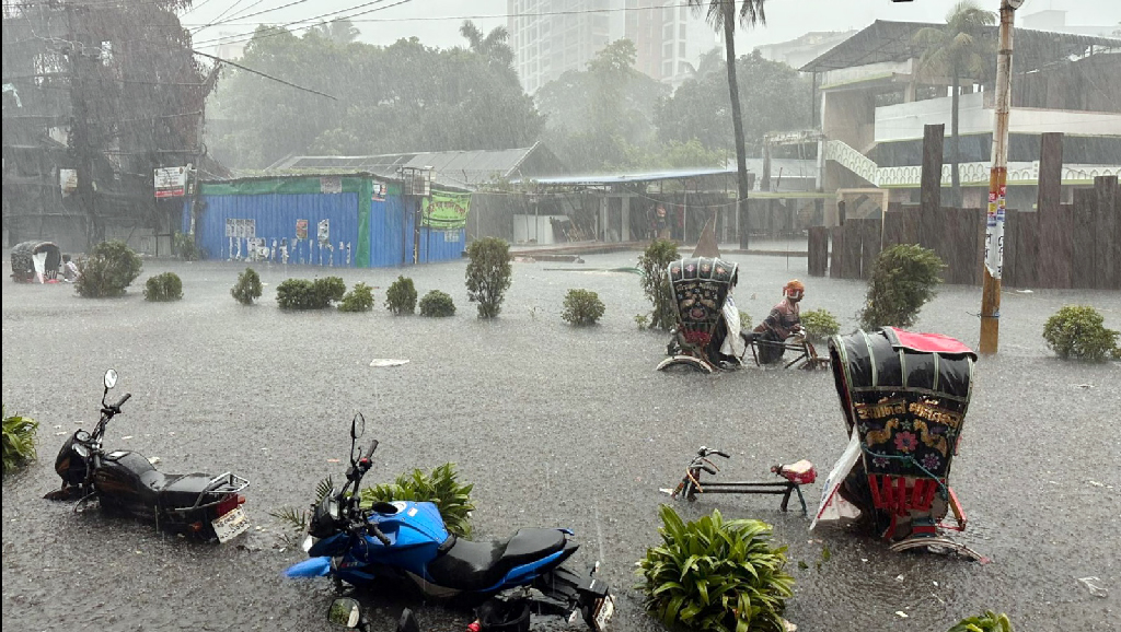 কয়েক ঘণ্টার বৃষ্টিতেই চট্টগ্রাম প্লাবিত, জনদুর্ভোগ চরমে