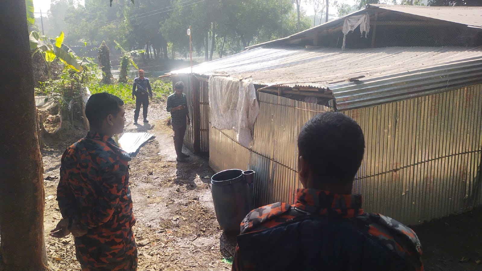 সুড়ঙ্গ খুঁড়ে পাইপলাইনের তেল চুরির চেষ্টা, চাপ সামলাতে না পেরে পালালেন যুবক