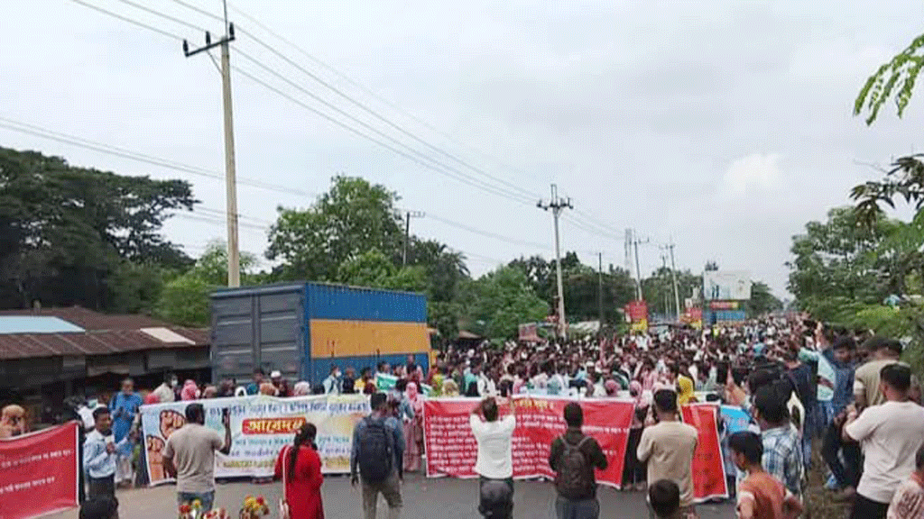 সীতাকুণ্ডে মহাসড়ক অবরোধ করে ইসলামী ব্যাংকের চাকরিচ্যুত কর্মীদের বিক্ষোভ