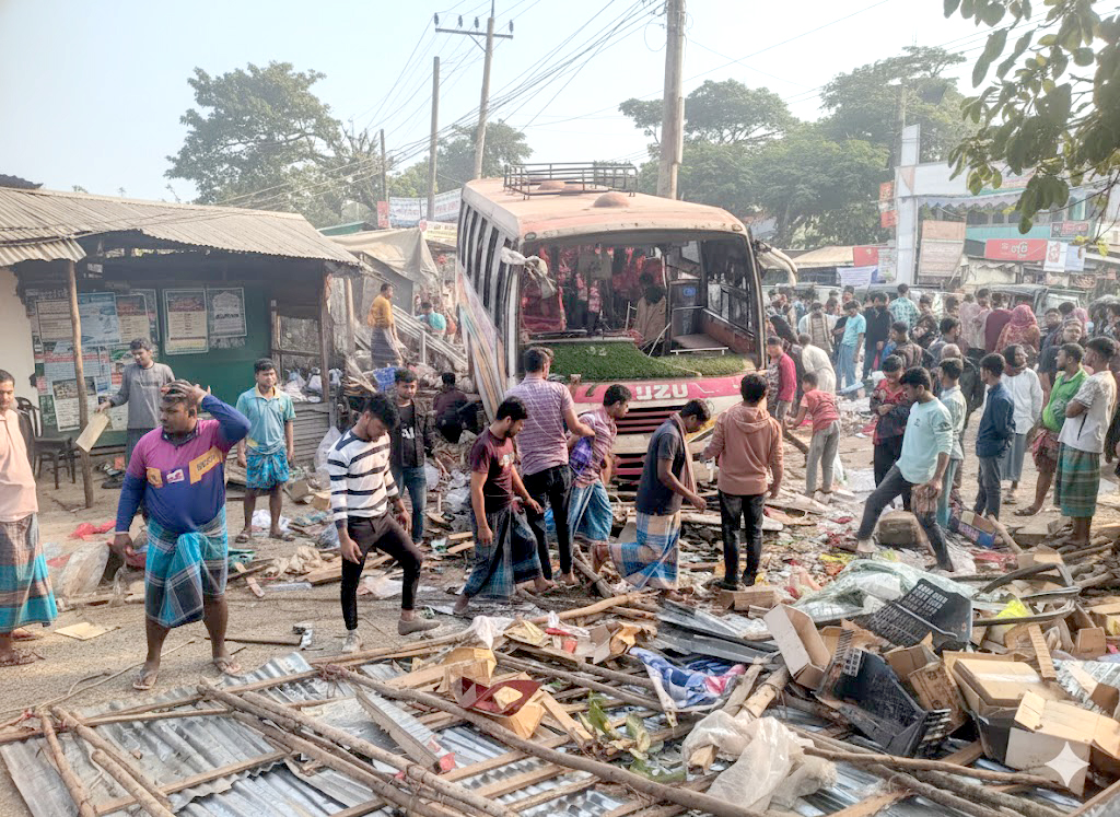 নিয়ন্ত্রণ হারিয়ে বাস ঢুকল ফলের দোকানে