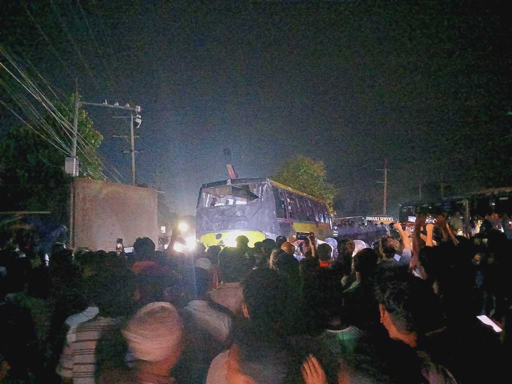 সীতাকুণ্ডে বাস-ট্রাক-মাইক্রোবাস-অটোরিকশার চতুর্মুখী সংঘর্ষ: নারী নিহত, আহত ২৫