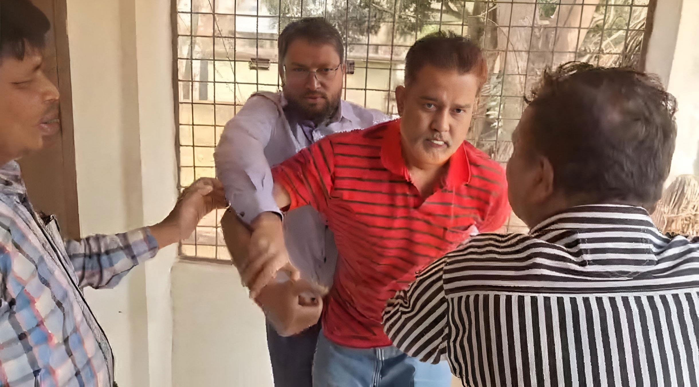 ফটিকছড়িতে প্রধান শিক্ষক ও হিসাবরক্ষণ কর্মকর্তার হাতাহাতি