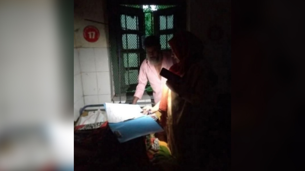 বিদ্যুৎহীন হাসপাতালে মোবাইলের আলোয় চিকিৎসা, চরম ভোগান্তিতে রোগীরা