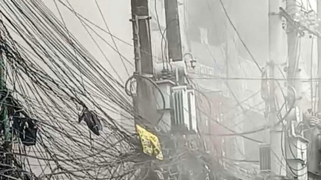 চট্টগ্রামের রিয়াজউদ্দিন বাজারে দোকানে আগুন