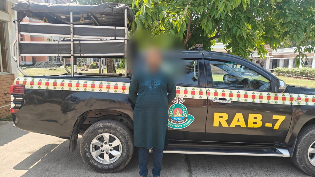 চট্টগ্রামে ব্যবসায়ীর বাড়িতে গুলির মামলায় গ্রেপ্তার ১