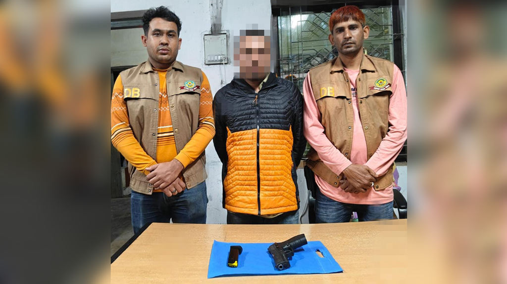 লক্ষ্মীপুরে মাটি খুঁড়ে মিলল চট্টগ্রামে থানা থেকে লুট হওয়া অস্ত্র, যুবক গ্রেপ্তার