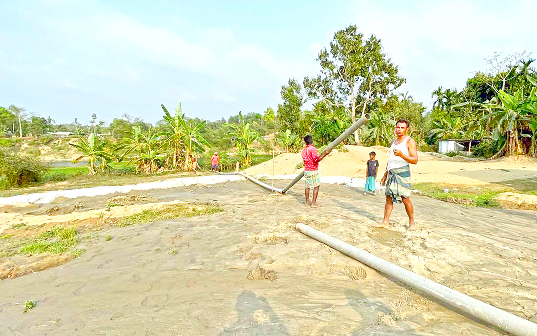 চট্টগ্রামের চন্দনাইশ: ড্রেজারে ক্ষতবিক্ষত সাঙ্গু নদী