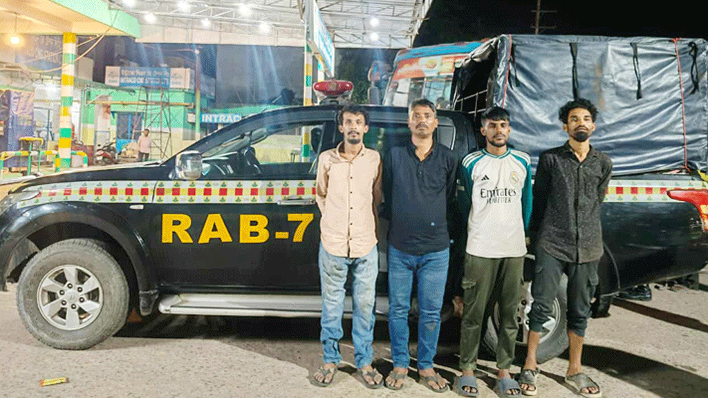 চট্টগ্রামে ছুরিকাঘাতে যুবক ‍খুনের মামলায় গ্রেপ্তার ৪