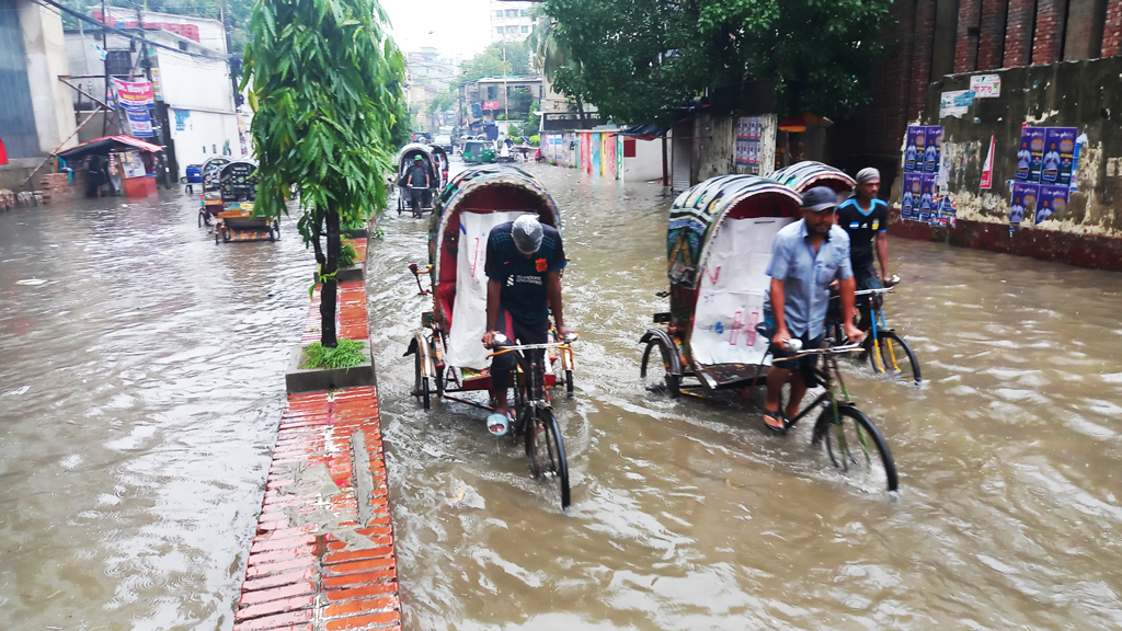 টানা বৃষ্টিতে চট্টগ্রাম নগরে জলাবদ্ধতা, সড়ক ছাপিয়ে বাসাবাড়িতে পানি