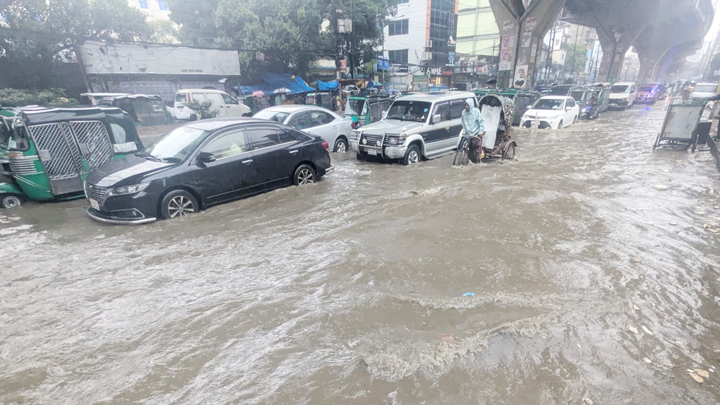 চট্টগ্রামে টানা বৃষ্টিতে সড়ক-বাসাবাড়িতে পানি, পাহাড়ধসের শঙ্কা