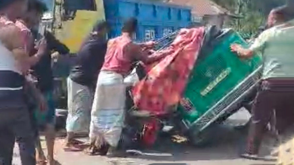 পিকআপের ধাক্কায় অটোরিকশাযাত্রী মা-ছেলে নিহত