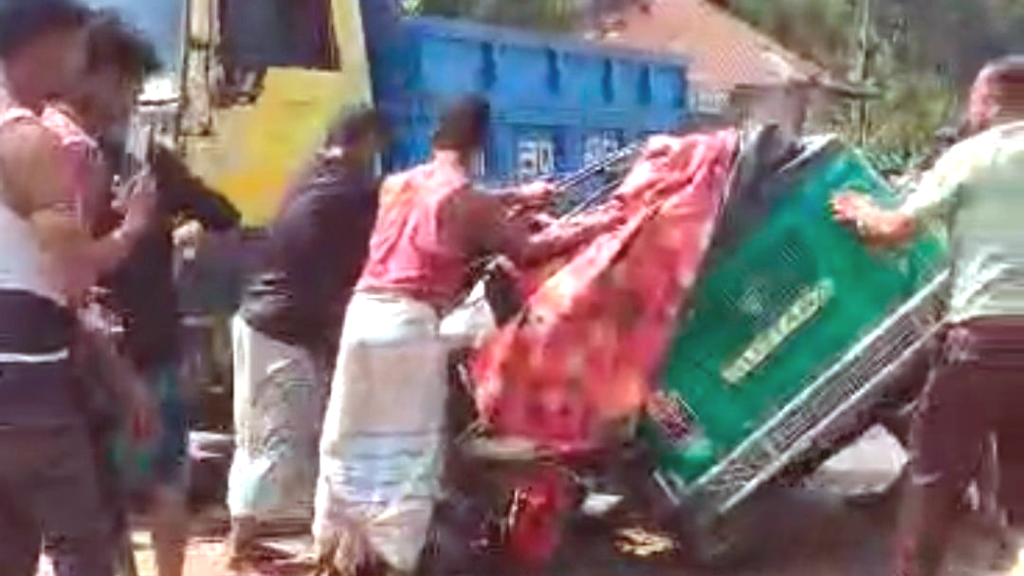 মিরসরাইয়ে পিকআপ ভ্যানের ধাক্কায় মা-ছেলের মৃত্যু