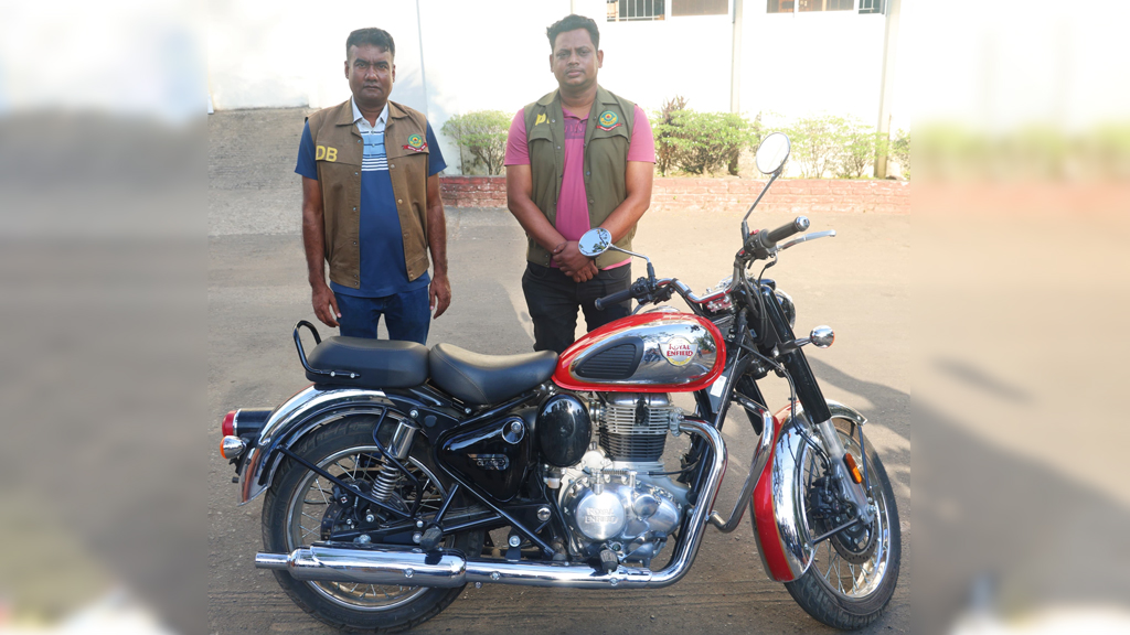 চুরির স্বর্ণালংকার বিক্রির টাকায় রয়েল এনফিল্ড মোটরসাইকেল, গ্রেপ্তার ৪