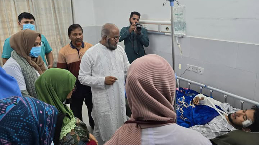 চবির আহত শিক্ষার্থীদের দেখতে হাসপাতালে স্বাস্থ্য উপদেষ্টা
