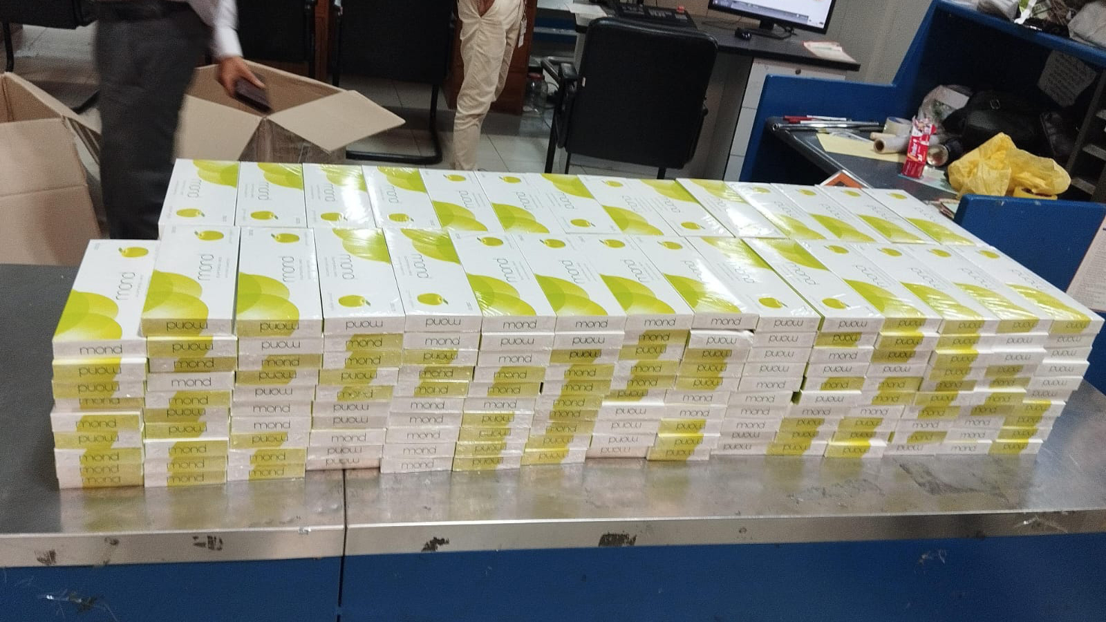 শাহ আমানতে যাত্রীর ব্যাগেজে মিলল ৩০০ কার্টন সিগারেট