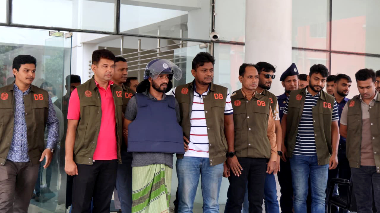 জঙ্গল সলিমপুরের আস্তানা ছেড়ে পালানো অস্ত্র কারবারি মনা গ্রেপ্তার