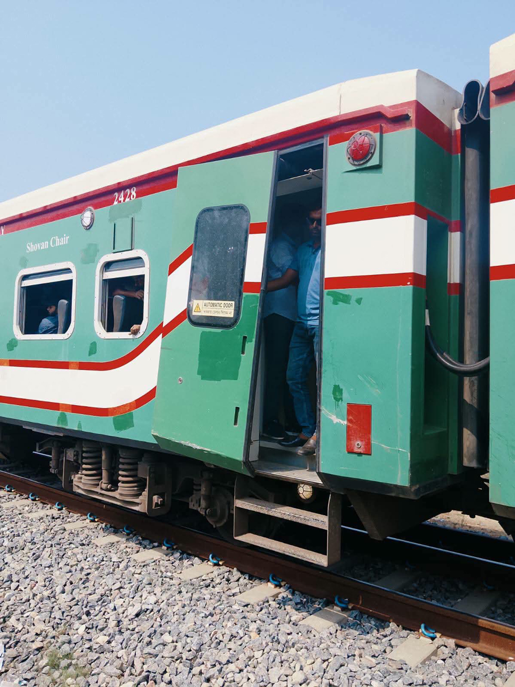 রেললাইন ঘেঁষে ট্রাক পার্কিং, দুর্ঘটনার কবলে পর্যটক এক্সপ্রেস