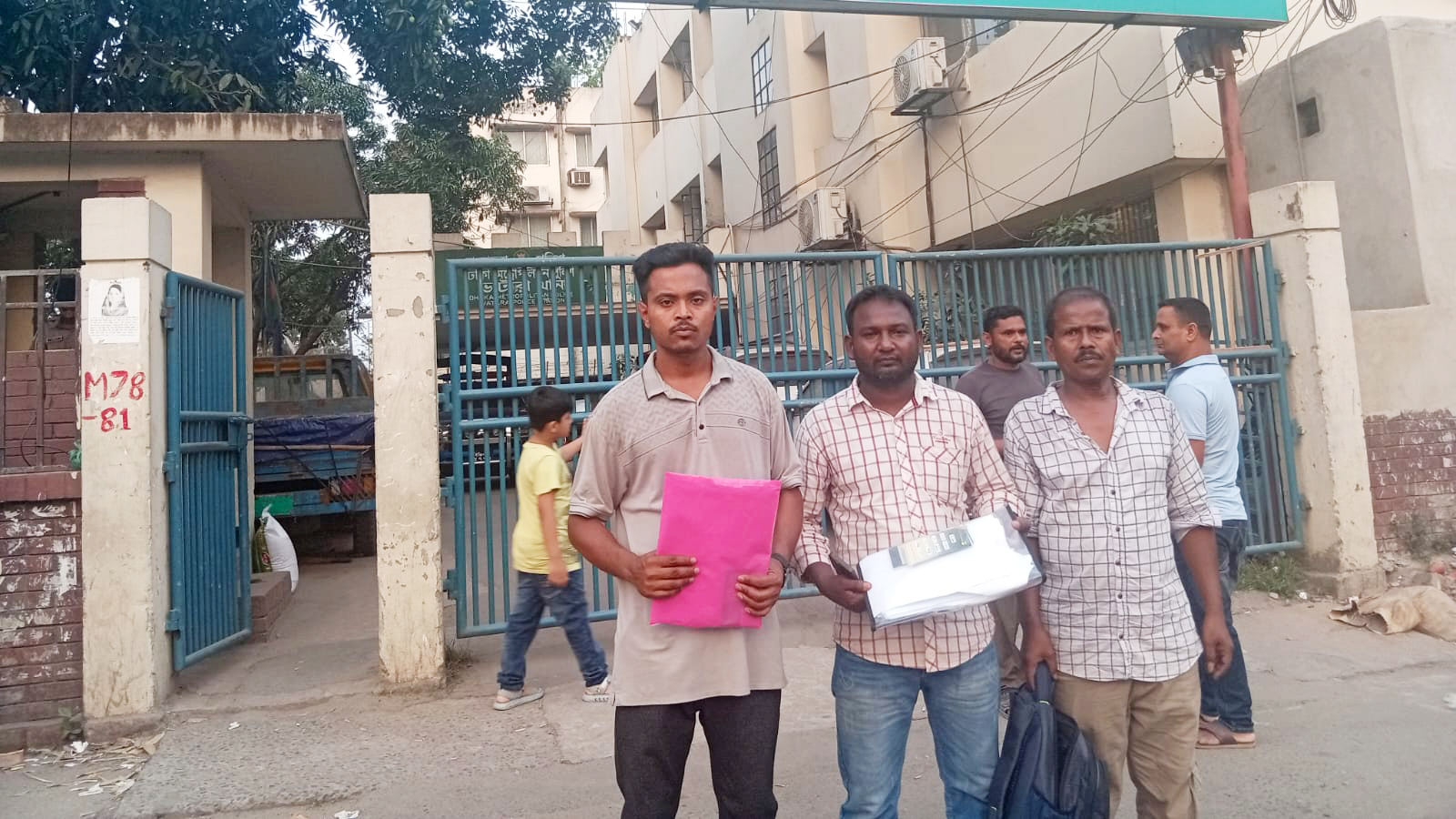 কম্বোডিয়ায় ‘সাইবার দাস’ হিসেবে বিক্রি, দেশে বিচারের আশায় থানার সামনে ধরনা