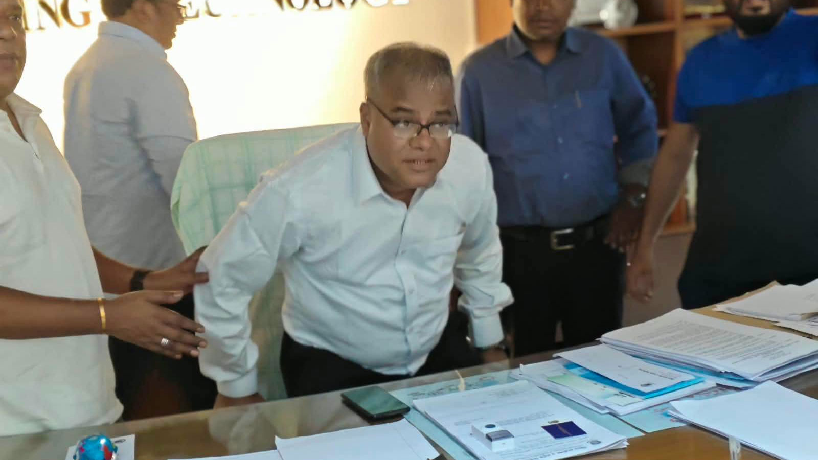 মূল ফটক ও প্রশাসনিক ভবনের তালা ভেঙে চেয়ারে বসলেন চুয়েটের নতুন ভিসি, সঙ্গে বহিরাগত