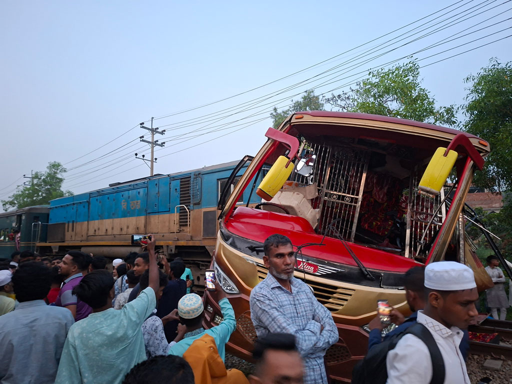 কুমিল্লায় বাস-ট্রেন সংঘর্ষে নিহত ১২: দুটি তদন্ত কমিটি গঠন