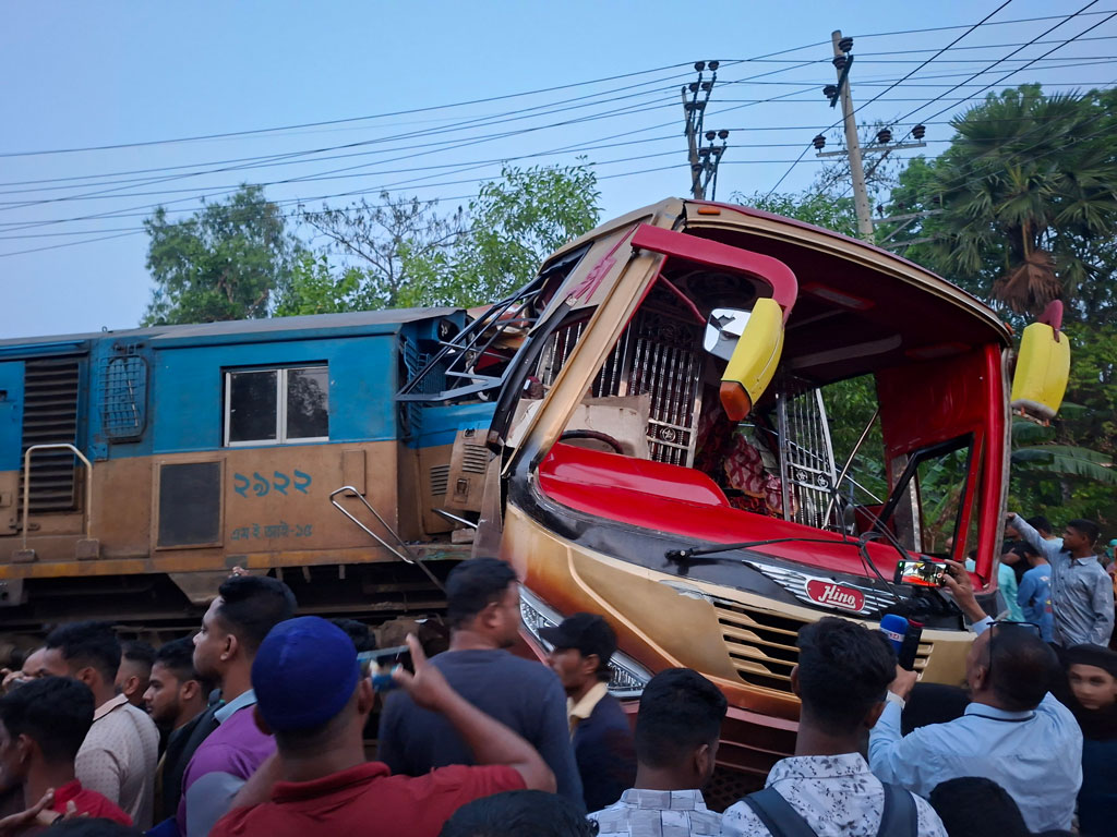 কুমিল্লায় ট্রেন-বাস সংঘর্ষ: নিহতদের পরিবারকে ২৫ হাজার টাকা সহায়তা দেবে প্রশাসন
