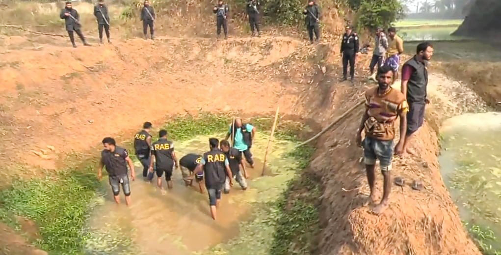 কুমিল্লায় সীমান্তবর্তী পুকুর সেঁচে মিলল পিস্তলসহ বিপুল অস্ত্র