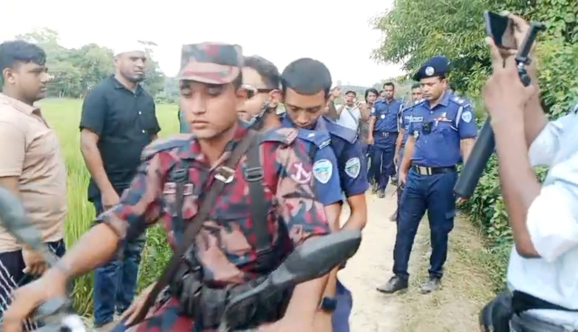 বিএসএফের কাছ থেকে পুলিশের দুই সদস্যকে ছাড়িয়ে এনে থানায় হস্তান্তর করেছে বিজিবি। ছবি: সংগৃহীত