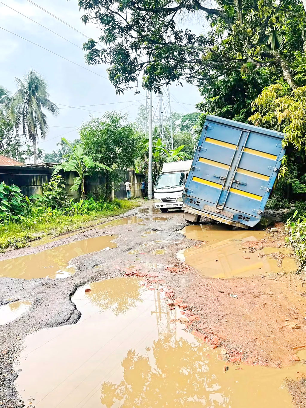 কুমিল্লার চৌদ্দগ্রাম: খানাখন্দে ভরা সড়কে 
বিকল হচ্ছে যানবাহন