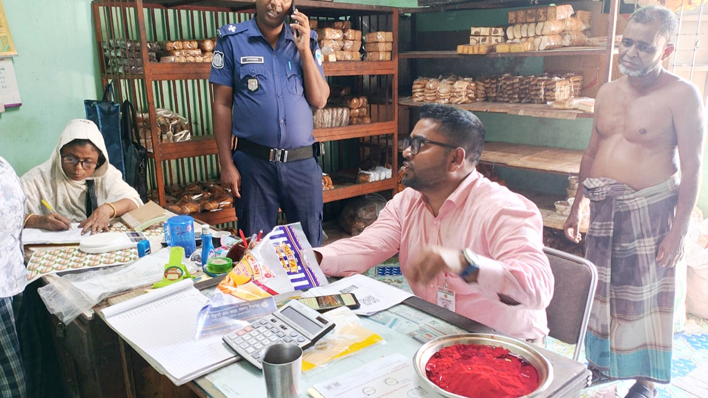বেকারির বিস্কুট-মিষ্টিতে কাপড়ের রং, জরিমানা ৪০ হাজার