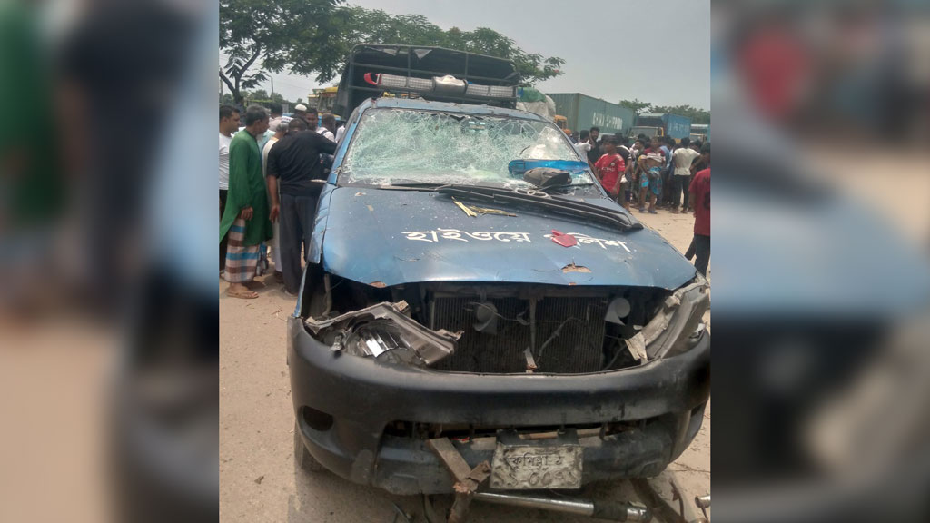 তিন চাকার যান আটককে কেন্দ্র করে পুলিশের ওপর হামলা, টহল গাড়ি ভাঙচুর