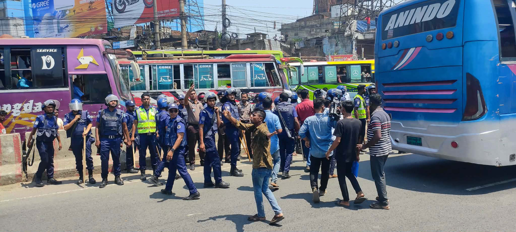 কুমিল্লায় বেতন-ভাতার দাবিতে শ্রমিকদের মহাসড়ক অবরোধ, পুলিশের লাঠিপেটায় আহত ১৫