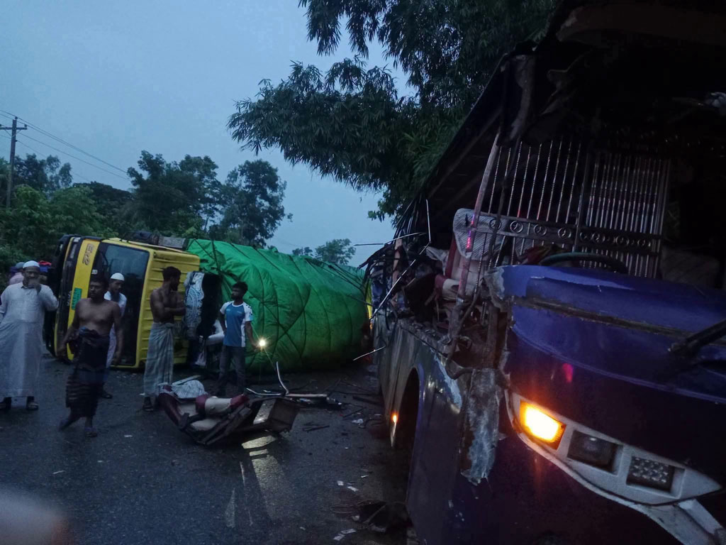 কুমিল্লায় বিকল ট্রাকে বাসের ধাক্কা, নিহত ১, আহত ১০
