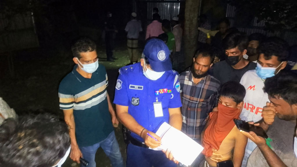পথচারী পেল দুর্গন্ধ, উঁকি দিয়ে দেখল ঘরে যুবকের অর্ধগলিত ঝুলন্ত লাশ