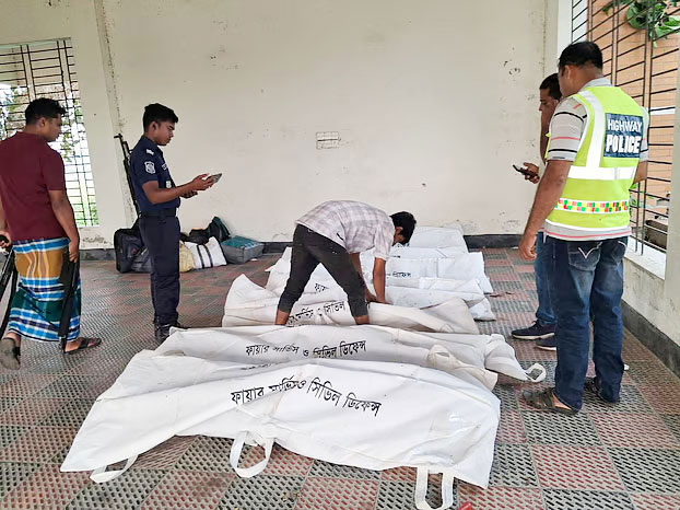 দাউদকান্দিতে নিহত ৭ শ্রমিক: দাফনের জন্য ২৫ হাজার টাকা করে দিচ্ছে উপজেলা প্রশাসন