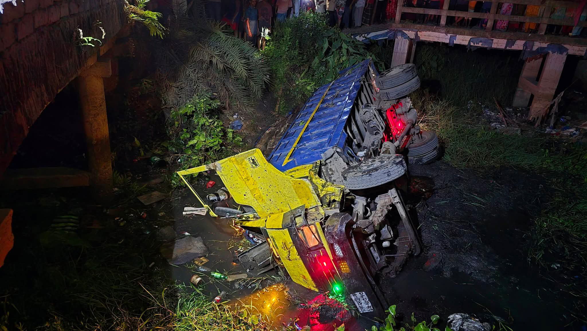 দেবিদ্বারে চামড়াবোঝাই ট্রাক খাদে পড়ে চালক নিহত, আহত ২