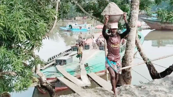 ঘূর্ণিঝড় ‘দানা’র আতঙ্ক কাটিয়ে স্বস্তির সকাল পেল বাগেরহাটবাসী