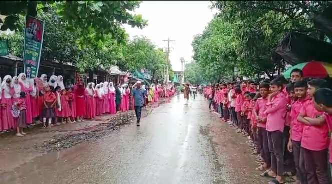 এনসিপির পদযাত্রা: রাস্তার পাশে দাঁড়িয়ে ছিল স্কুলশিক্ষার্থীরা, সারজিসের বারণ