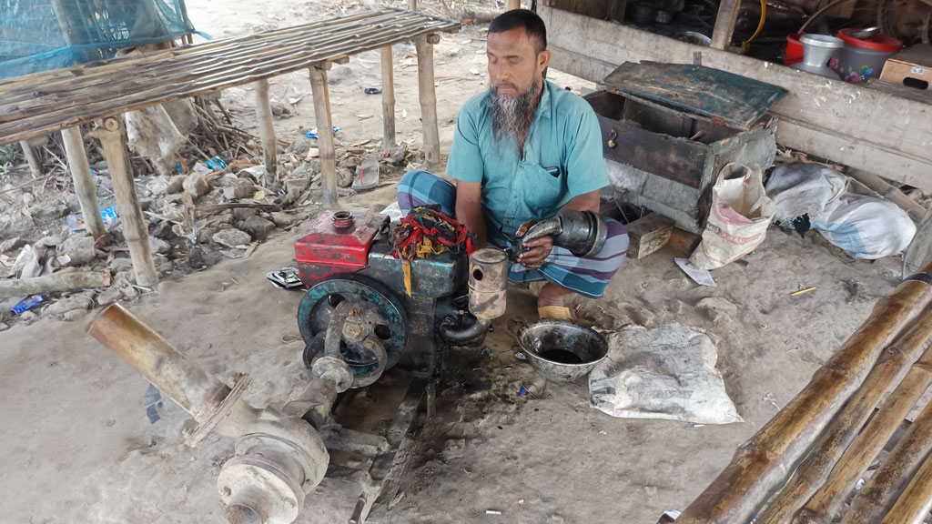 অন্ধত্বের আঁধার পেরিয়ে আলোর মশাল হয়ে ছুটে চলেছেন চুয়াডাঙ্গার মঙ্গল মিয়া